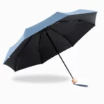 Parapluie pliant petit format, design bleu et noir élégant, pratique et compact, idéal pour une protection efficace contre la pluie.