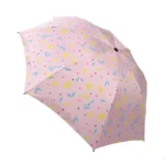 Parapluie pliant fleuri rose clair, motifs feuilles et points colorés, parfait pour allier élégance et protection contre la pluie.