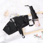 Parapluie pliant fleuri élégant de la collection, parfait pour un style raffiné, présenté avec des accessoires sur fond étoilé.