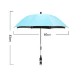 Parapluie poussette bleu 85 cm, mât noir, fixation pratique, parfait pour protéger de la pluie lors de balades avec bébé.
