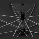 Parapluie poussette anti-UV de la collection [Collection], détail des baleines en métal et du mécanisme robuste de l'armature.