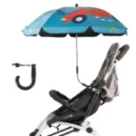 Parapluie bleu pour poussette avec motifs de voiture, support crochet noir, accessoire coloré pratique et joyeux pour enfants.