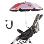 Parapluie poussette coloré avec motif de fraises, pratique et stylé, protection idéale contre la pluie et le soleil pour enfants.
