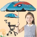 Parapluie poussette coloré avec motifs ludiques de voitures et paysages, offrant protection solaire pratique et esthétique.