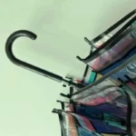 Parapluie transparent à motif multicolore avec poignée canne noire, idéal pour un style unique par tous les temps.