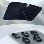 Parapluie pare-soleil double couche noir protégeant des modèles réduits de voitures, symbolisant protection et design minimaliste.