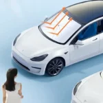 Pare-soleil parapluie double couche sur toit d'une voiture électrique blanche, protection solaire élégante et efficace.