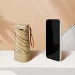 Petit parapluie chic et pliable beige, design moderne, compact et élégant, parfait pour un look tendance et pratique au quotidien.