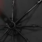 Petit parapluie élégant noir avec structure en acier visible, baleines robustes et gouttes d'eau sur le tissu, [Collection].