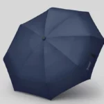 Parapluie bleu marine compact et élégant, ouvert, au design raffiné avec logo discret, idéal pour toutes les collections.