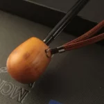 Détail poignée bois-parapluie élégant avec cuir et métal, accessoire chic et compact de la collection [Collection]