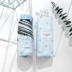 Petit parapluie fille bleu à pois, dentelle, étui assorti, design compact élégant, idéal pour toutes les collections.