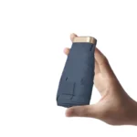 Petit parapluie léger, compact et pliable, collection élégante, finition bleu et manche doré, parfait pour un usage quotidien.