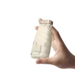Petit parapluie léger beige, design élégant et compact, parfait pour un usage quotidien ou à glisser dans un sac.