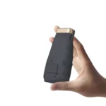 Petit parapluie léger et compact, design élégant, couleur sombre, parfait pour une protection discrète contre la pluie.