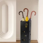 Porte parapluie élégant noir avec motifs de pluie et parapluies colorés, parfait pour un intérieur moderne et organisé.