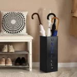 Porte parapluie d'entrée élégant avec parapluies variés, coussin décoratif noir et blanc, et banc en bois clair moderne.