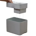 Porte-parapluie en plastique moderne avec système de drainage, récipient gris élégant, pratique pour récolter l'eau.