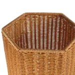 Porte parapluie hexagonal en rotin tressé, élégant et pratique, idéal pour organiser vos parapluies avec style et charme.