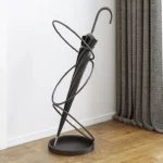 Support parapluie design en bois, parfait pour un intérieur moderne, avec un parapluie noir et un rideau élégant en fond.
