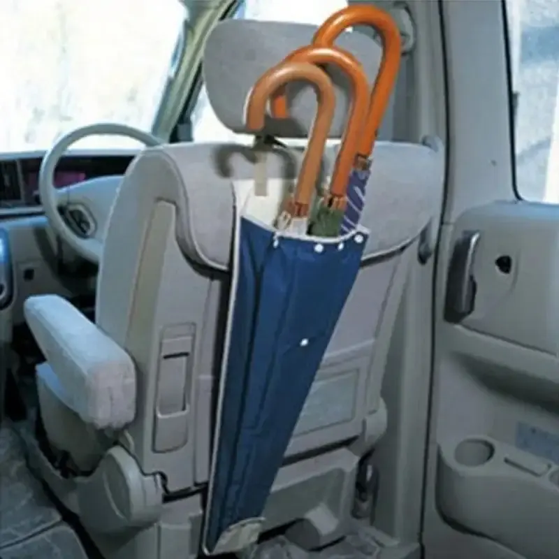 Porte-parapluie pliable pratique, organisé sur le siège arrière d'une voiture pour un accès facile et un rangement optimal.
