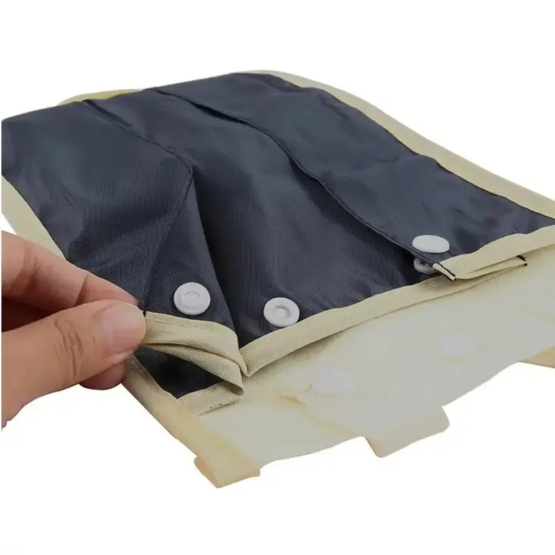 Porte parapluie pliable moderne noir et beige, compact et pratique, avec boutons de fermeture pour une protection optimale contre la pluie.
