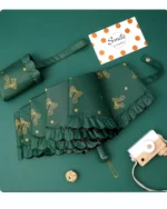 Parapluie femme chic vert avec motifs dorés nœuds, étui assorti, accessoire inclus, fond vert uni, élégance et raffinement.