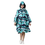 Poncho femme avec capuche, motifs ondulés bleu et turquoise, parfait contre la pluie, style élégant et pratique pour toutes occasions.