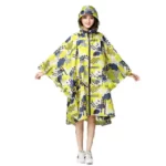 Poncho femme avec capuche, motif géométrique jaune, bleu et noir, design moderne, idéal pour la pluie et les journées grises.
