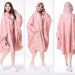 Poncho femme fleuri avec capuche, léger et chic, idéal contre la pluie. Design rose à motifs floraux pour un look tendance.