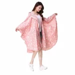 Poncho femme fleuri à motifs roses, élégant et pratique, parfait pour un look stylé tout en restant protégé de la pluie.