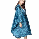 Poncho femme fleuri bleu imperméable, élégant et pratique sous la pluie, parfait pour un style chic et fonctionnel.