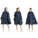 Poncho femme imperméable à pois blancs sur fond bleu marine, élégant et pratique, idéal pour rester stylée sous la pluie.