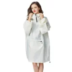 Poncho femme à manches longues, élégant et fonctionnel, parfait pour la pluie, avec capuche et poche zippée pratique.