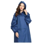Poncho femme à longues manches avec capuche, élégant et pratique, idéal pour se protéger de la pluie avec style.