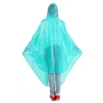Poncho vélo femme turquoise à pois, imperméable et léger avec capuche, pour protection pluie, vu de dos sur un modèle.