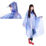 Poncho vélo femme transparent bleu à pois avec capuche et visière - Accessoire pratique et stylé pour la protection contre la pluie.