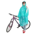 Poncho femme vélo transparent bleu à pois, imperméable élégant pour cyclistes, pratique sous la pluie et tendance.