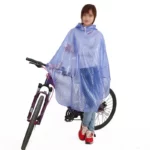 « Poncho femme transparent à pois bleus pour vélo, élégant et pratique pour affronter la pluie avec style. »