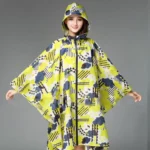 Poncho femme avec capuche, élégant et coloré, idéal pour se protéger de la pluie avec style - Disponible dans [Collection].