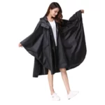 Poncho femme zip noir, élégant et pratique, pour une protection optimale contre la pluie, issu de la collection [Collection].