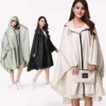 Poncho femme imperméable avec zip, disponible en vert, noir et blanc, parfait pour rester élégante et au sec sous la pluie.