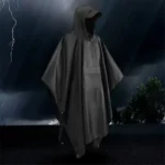 Poncho homme noir avec capuche, design élégant et pratique, parfait pour affronter la pluie et les intempéries avec style.