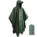 Poncho homme avec capuche, design moderne, fonctionnel et pratique, idéal pour la pluie, compact avec sac de rangement inclus.