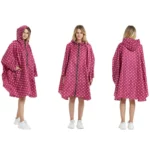 Poncho femme imperméable rose à pois blancs avec capuche, visible de face, profil et dos, idéal pour rester au sec avec style.