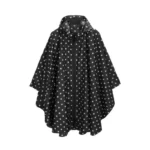 Poncho femme imperméable noir à pois blancs, élégant et pratique, parfait pour rester au sec avec style lors de journées pluvieuses.