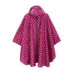 Poncho femme imperméable rose à pois blancs, manches larges, capuche et zip, parfait pour rester élégante sous la pluie.