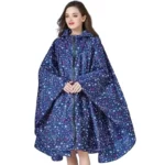 Poncho femme randonnée bleu nuit à motifs étoiles, capuche et zip, imperméable et pratique pour outdoor.