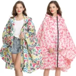Poncho femme chic coloré, motifs géométriques et zigzags roses, mode imperméable élégante pour rester tendance sous la pluie.
