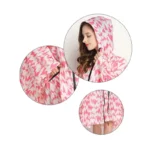 Poncho femme chic imperméable à capuche avec motif géométrique rose, manches larges, élégant et pratique pour la pluie.